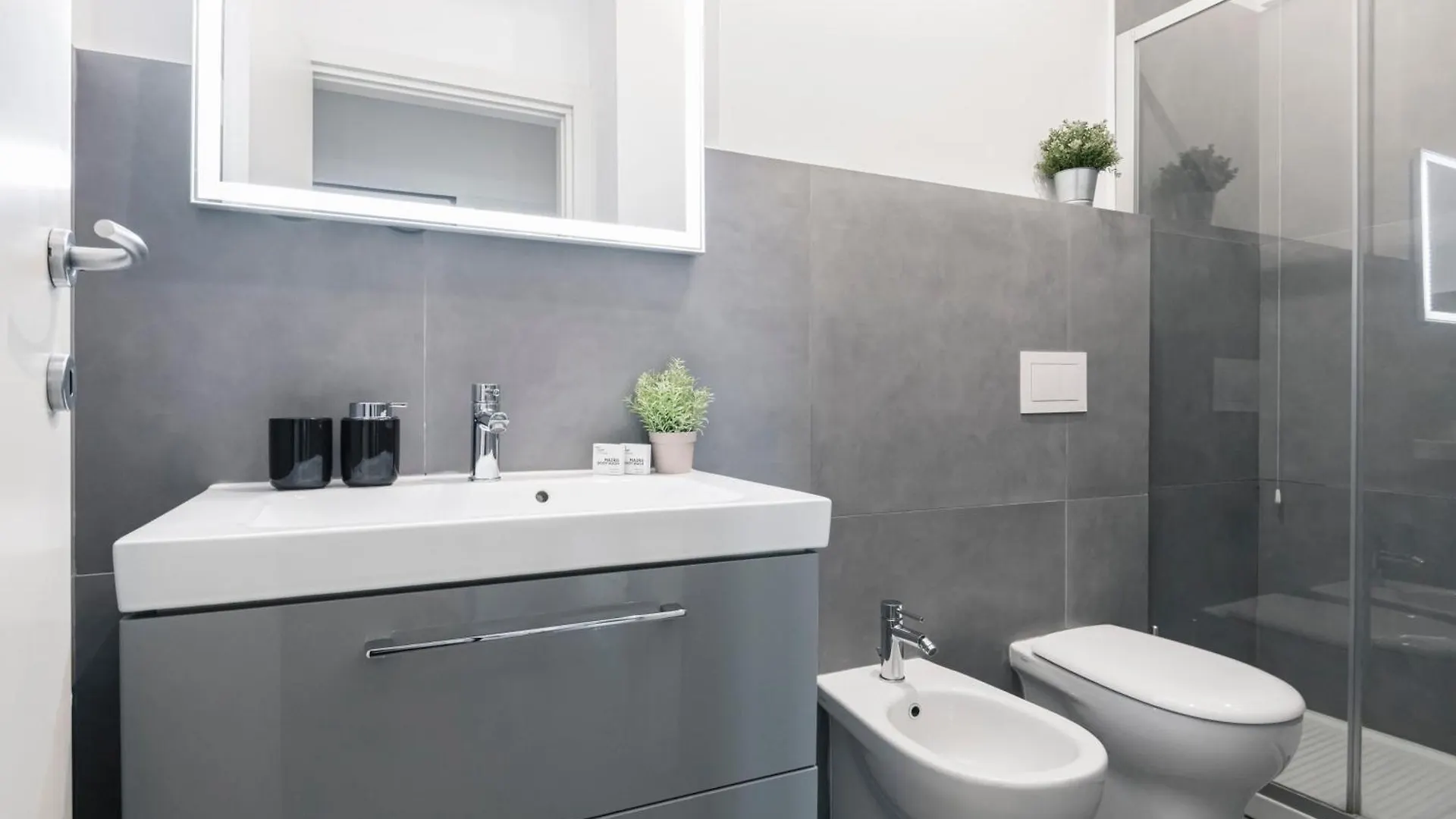 114 - Amazing Flat Fully Furnished In P.Ta Romana 밀라노 0*,